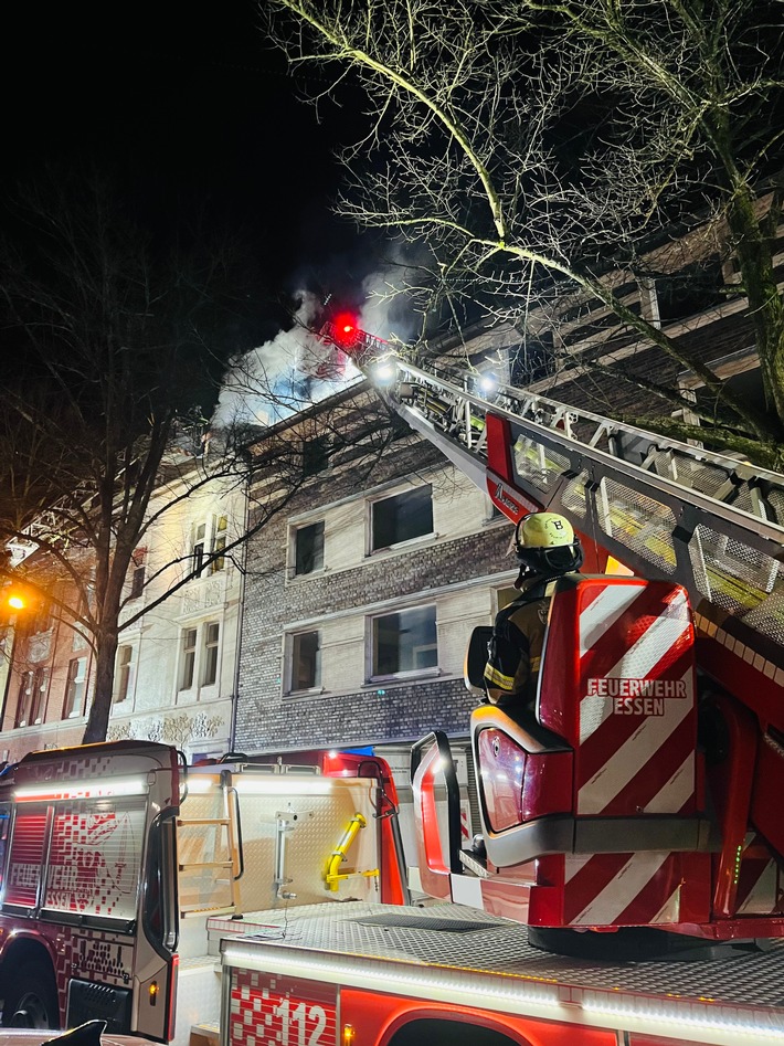 Dachstuhlbrand in Altenessen: Feuerwehr verhindert Schlimmeres!