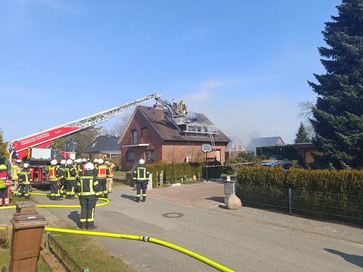 Dachstuhlbrand in Nindorf: Feuerwehren im Großeinsatz!