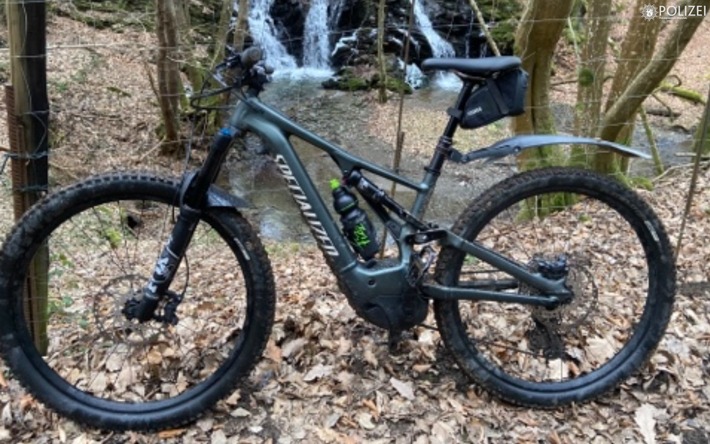 Diebe schlagen nachts zu: Teures E-Bike von Spezialized gestohlen!