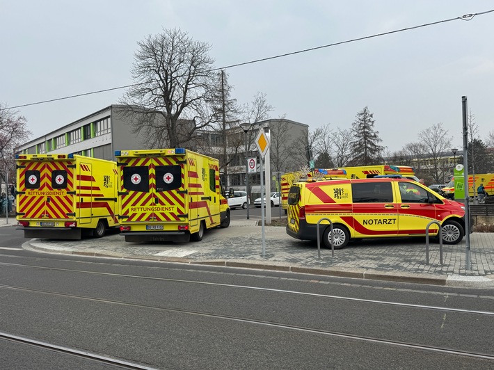 Dramatischer Einsatz in Johannstadt: Feuerwehr evakuiert Schulzentrum!