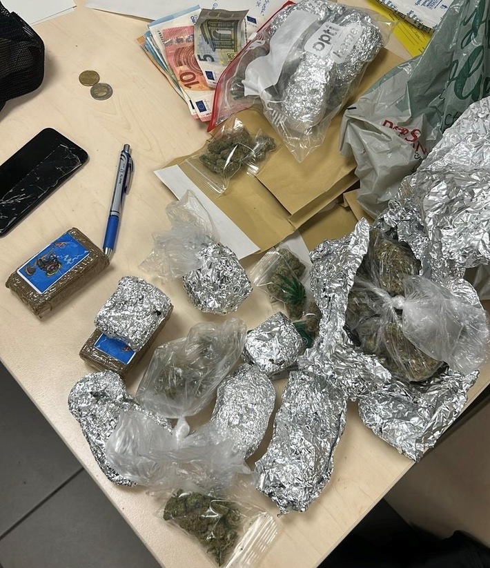 Drogendeal im Supermarkt: Polizei fasst Dealer mit Kilo Cannabis!
