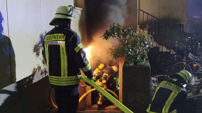 Kellerbrand in Celle: Feuerwehr rettet Bewohner aus verrauchten Treppenräumen