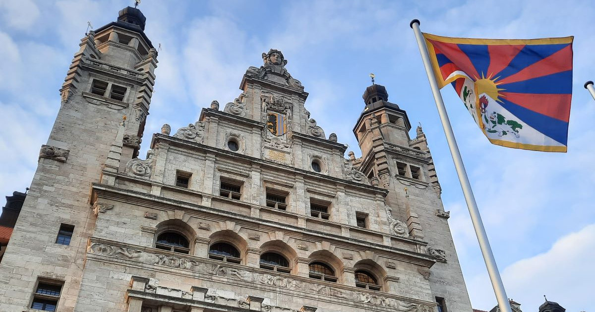 Leipzig hisst die Tibet-Flagge: Ein Zeichen für Freiheit und Menschenrechte