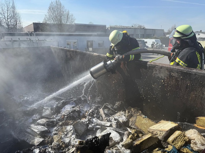 Müllcontainer-Brand in Schermbeck: Feuerwehr im Großeinsatz!