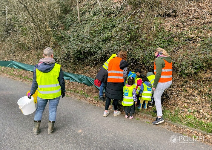 Rettungsaktion für Amphibien: Kinder und Polizei retten Leben!
