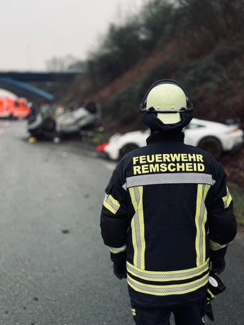 Schwerer Autounfall auf BAB1: Drei Verletzte bei Remscheid!