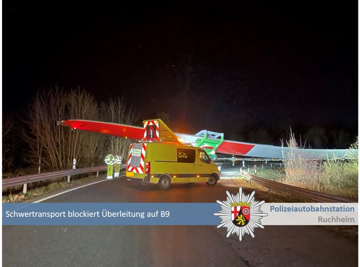 Schwertransport blockiert Überleitung: Rotorblätter sorgen für Stau!