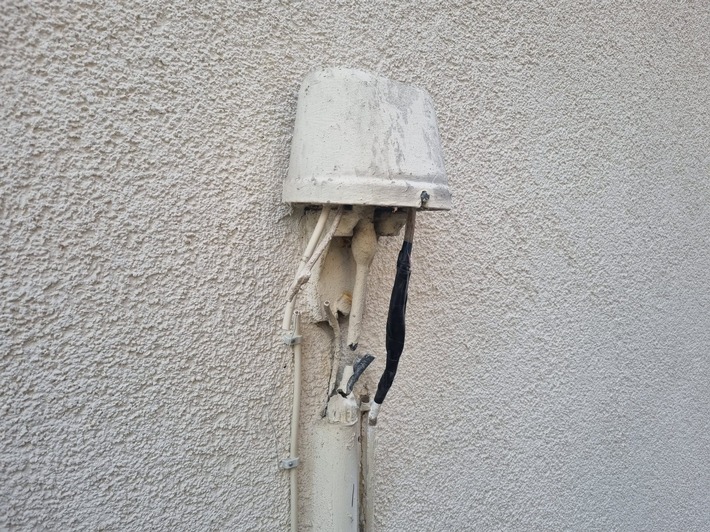 Unbekannte beschädigen Kabel von Arztpraxen in Holzminden!