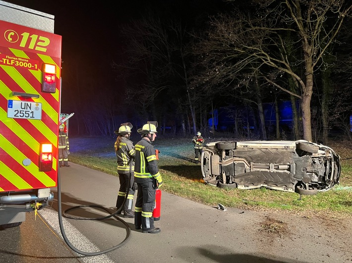 Verkehrsunfall auf A1: Feuerwehr rettet zwei Personen aus PKW-Graben!