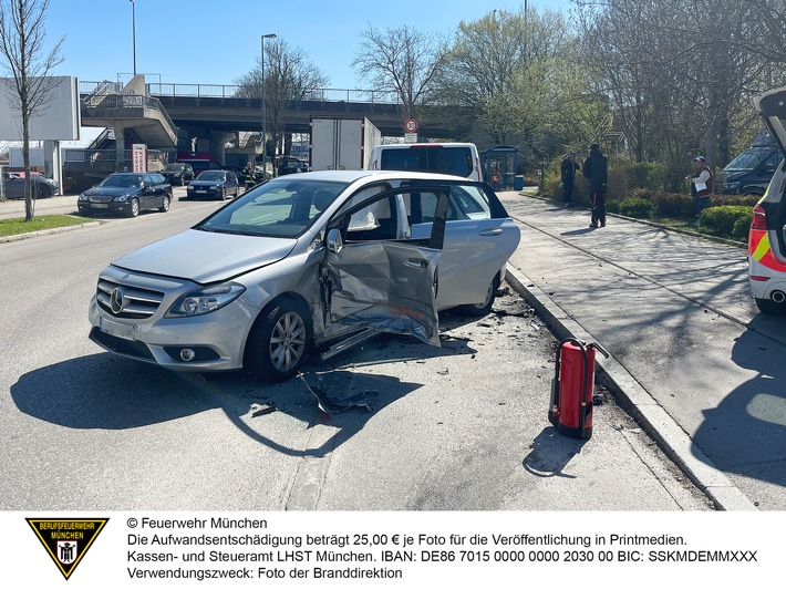 Alarmfahrt führt zu Unfall auf Truderinger Straße – Fahrer in Not!