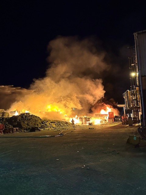 Drama in Elsfleth: Großbrand auf Verpackungshersteller-Gelände!