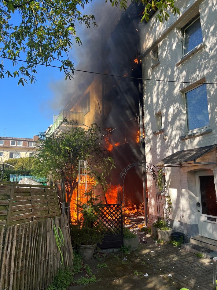 Großbrand in Essen: Mehrfamilienhaus völlig unbewohnbar! Feuerwehr im Einsatz