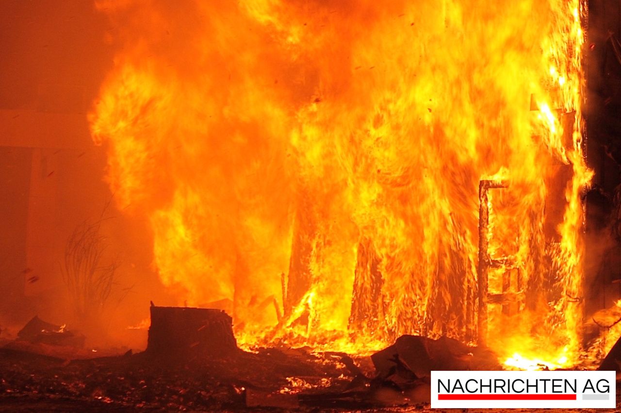 Großbrand in Quickborn: Feuerwehr kämpft gegen Flammen in Gewerbegebiet